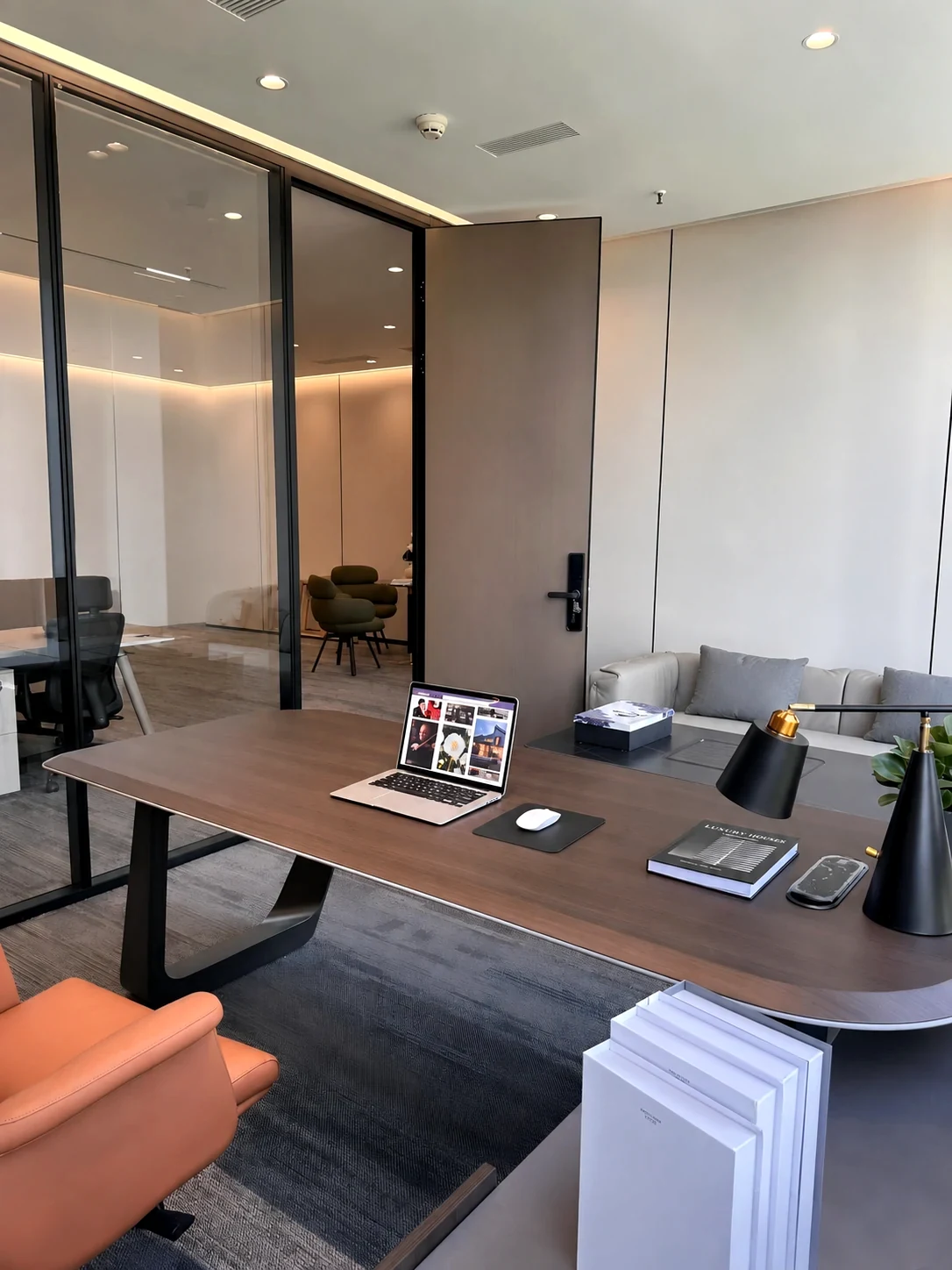 ZHANZHENG office workspace